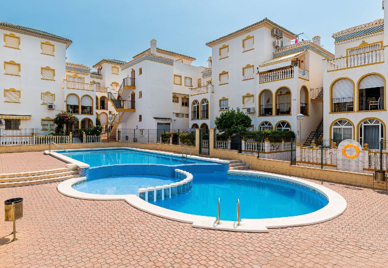 Apartamento en Torrevieja - 🅃 Sunny Molino Retreat with Pool & Terrace
