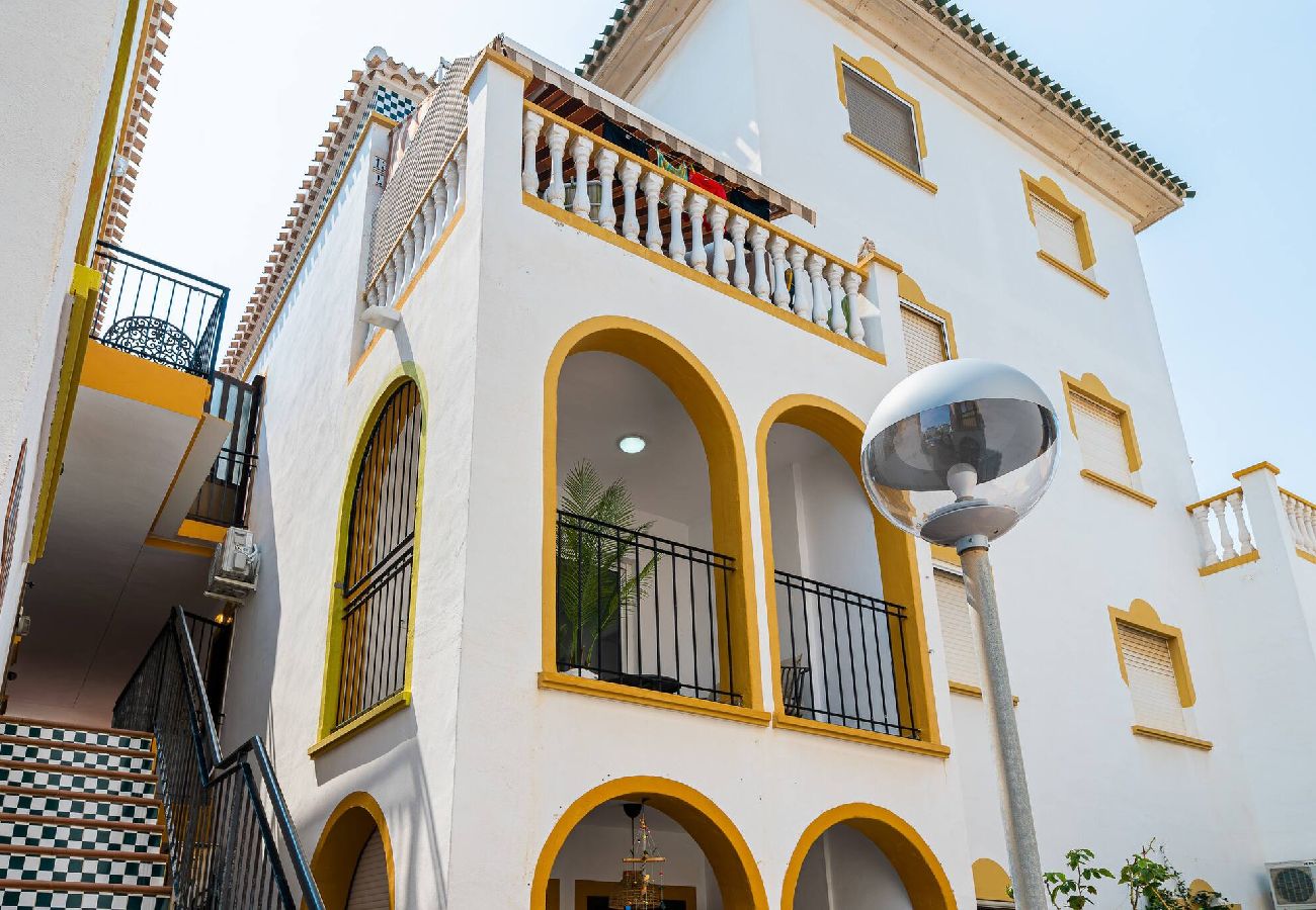 Apartamento en Torrevieja - 🅃 Sunny Molino Retreat with Pool & Terrace