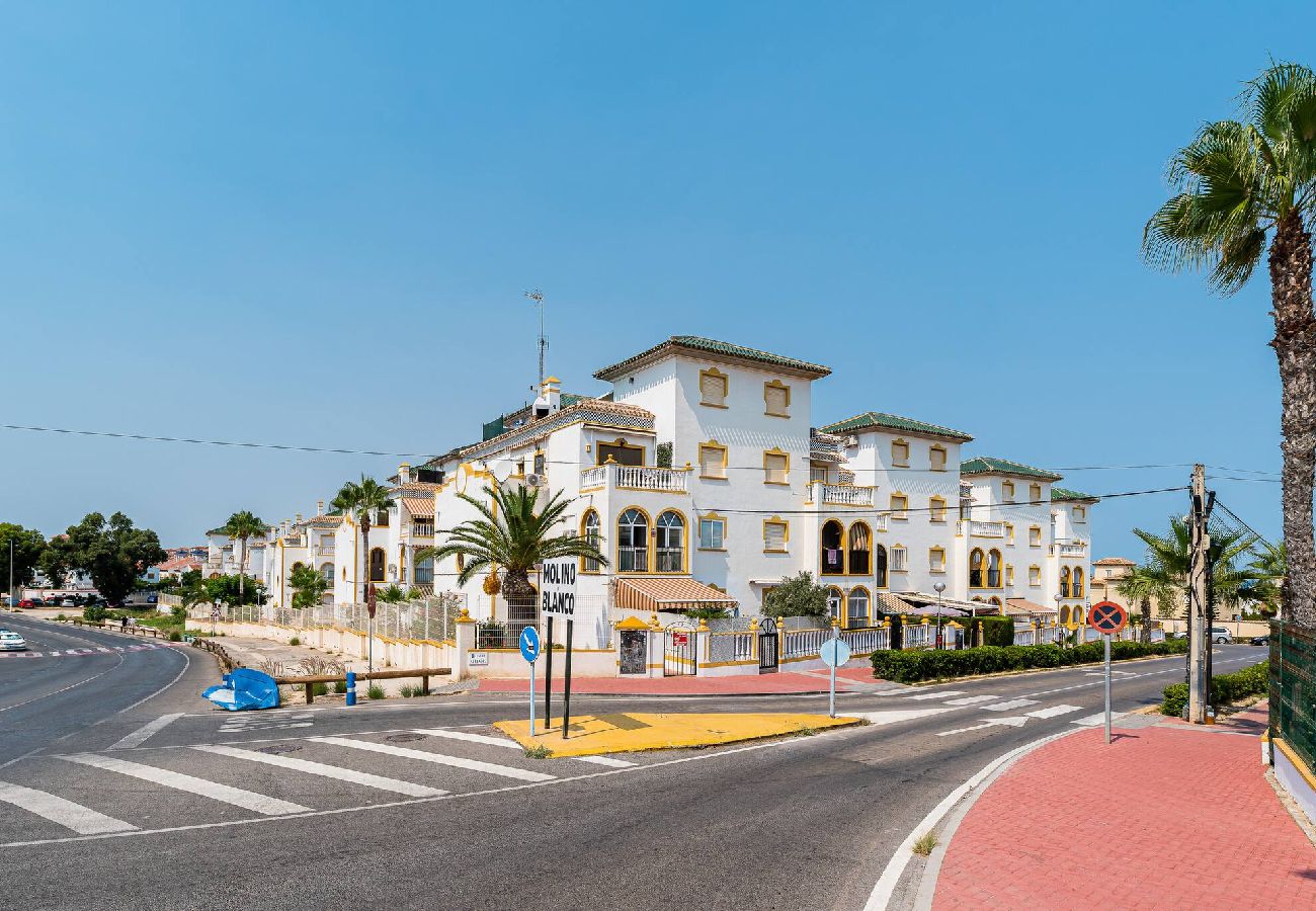 Apartamento en Torrevieja - 🅃 Sunny Molino Retreat with Pool & Terrace
