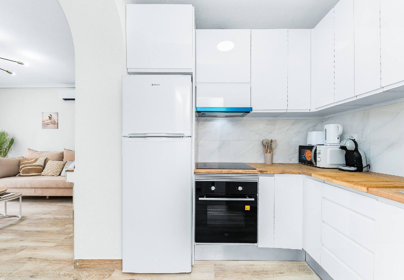 Apartamento en Torrevieja - 🅃 Sunny Molino Retreat with Pool & Terrace