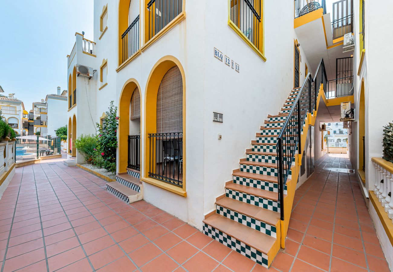 Apartamento en Torrevieja - 🅃 Sunny Molino Retreat with Pool & Terrace