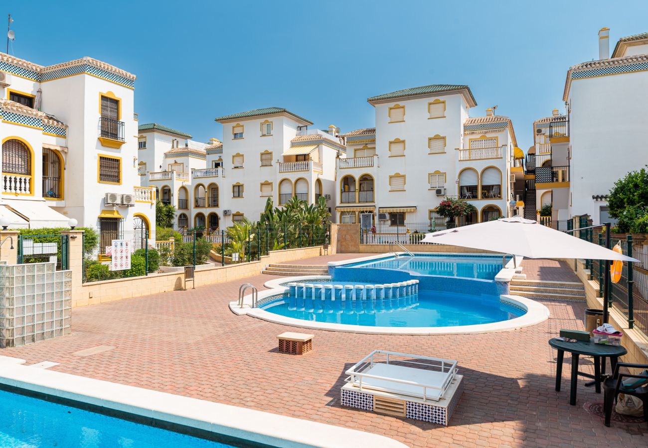 Apartamento en Torrevieja - 🅃 Sunny Molino Retreat with Pool & Terrace