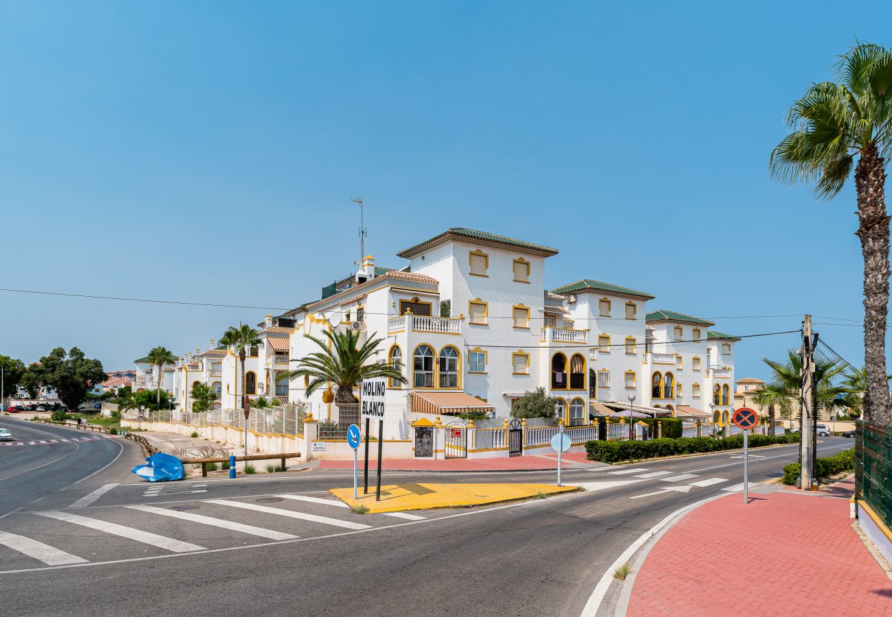 Apartamento en Torrevieja - 🅃 Sunny Molino Retreat with Pool & Terrace