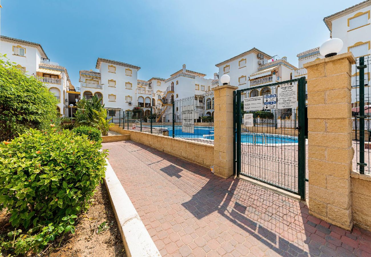 Apartment in Torrevieja - 🅃 Sunny Molino Retreat with Pool & Terrace