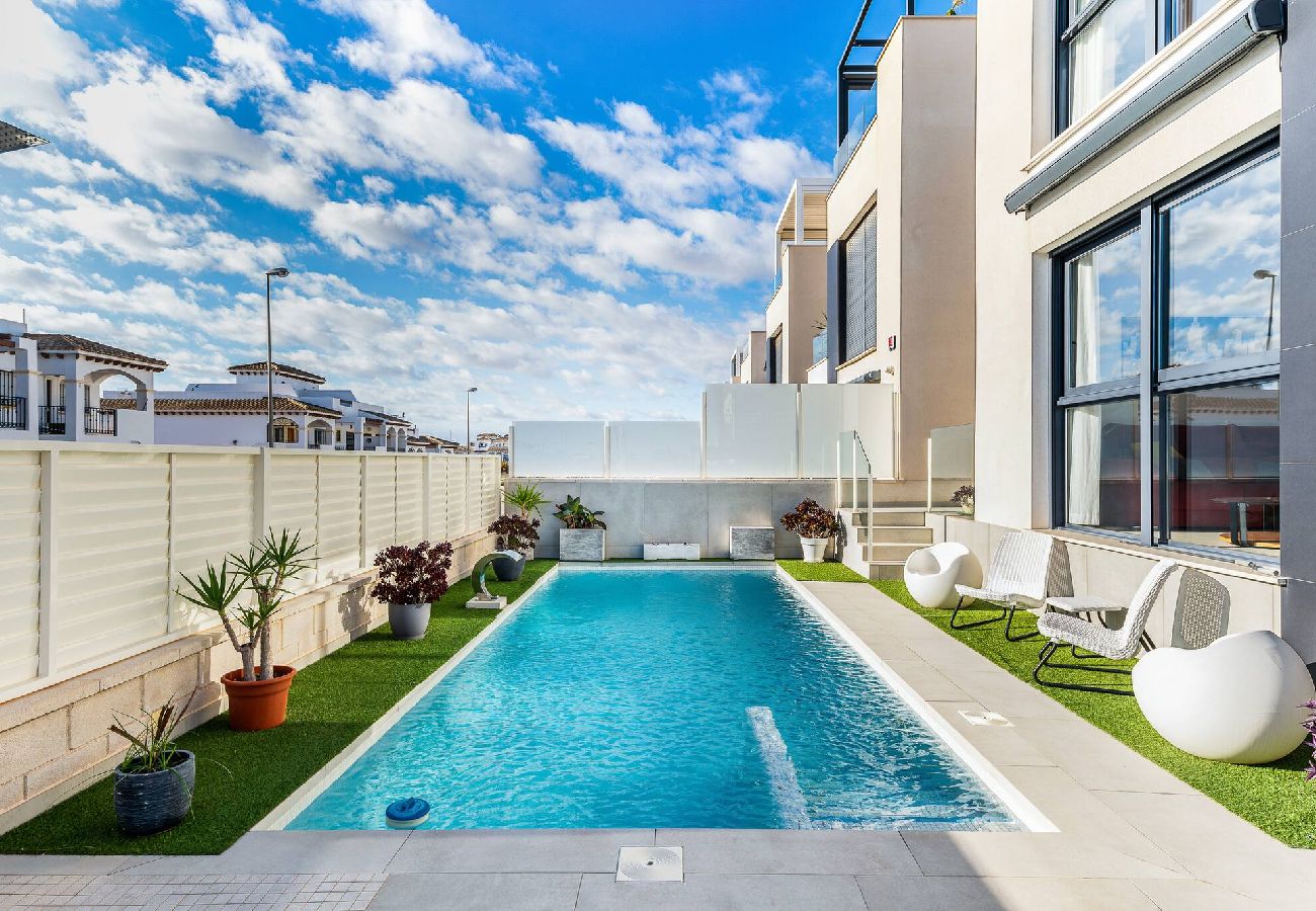 House in Orihuela Costa - 🅃 Villa Vera