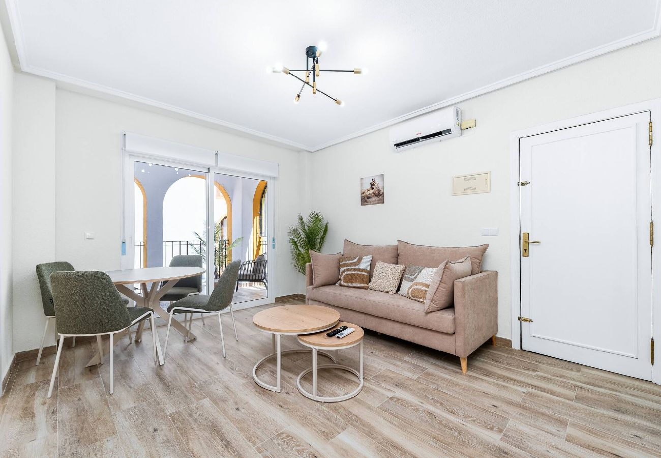 Appartement à Torrevieja - 🅃 Sunny Molino Retreat with Pool & Terrace