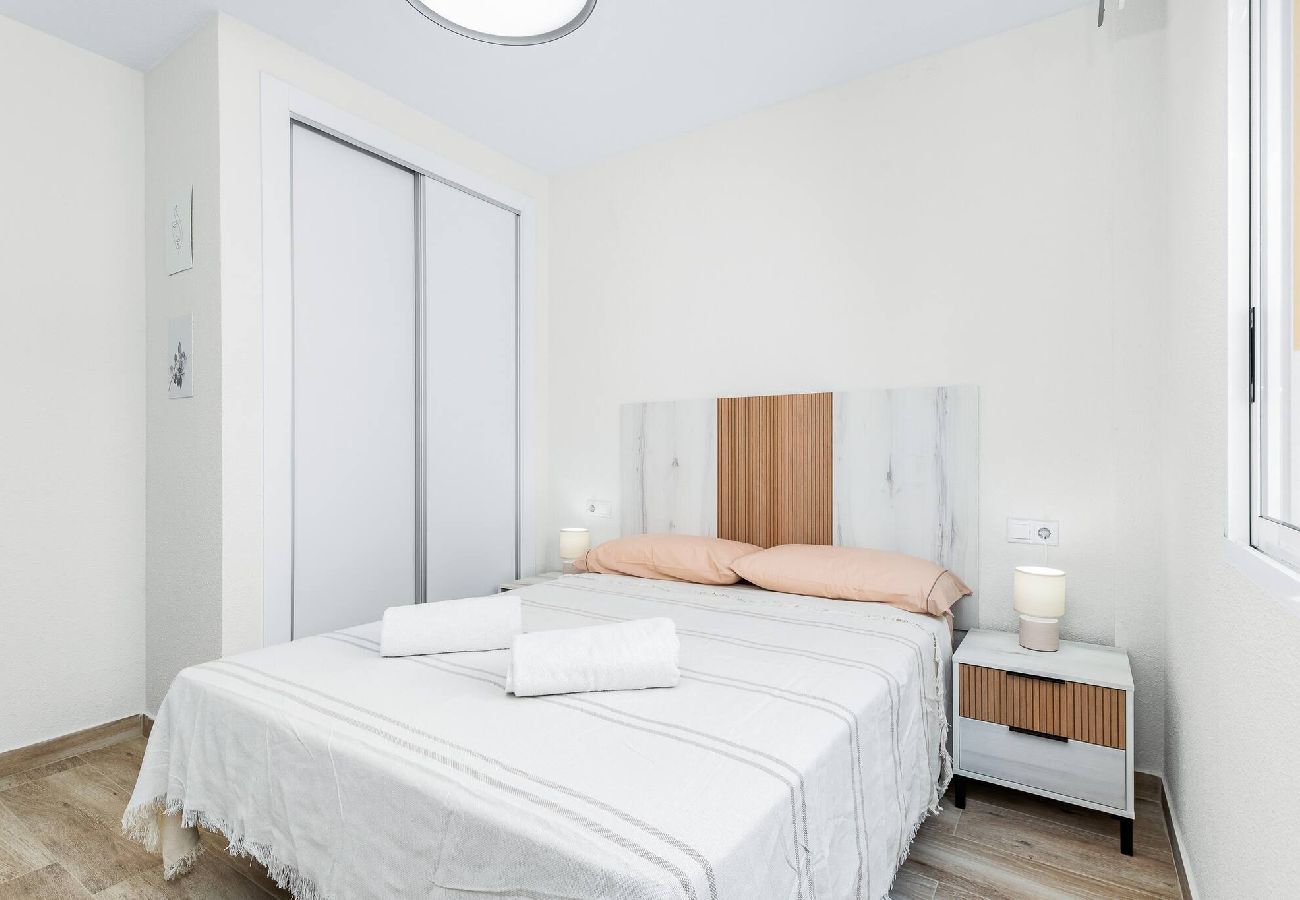 Appartement à Torrevieja - 🅃 Sunny Molino Retreat with Pool & Terrace