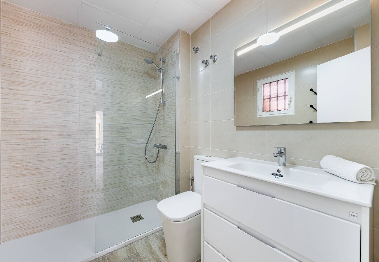 Appartement à Torrevieja - 🅃 Sunny Molino Retreat with Pool & Terrace