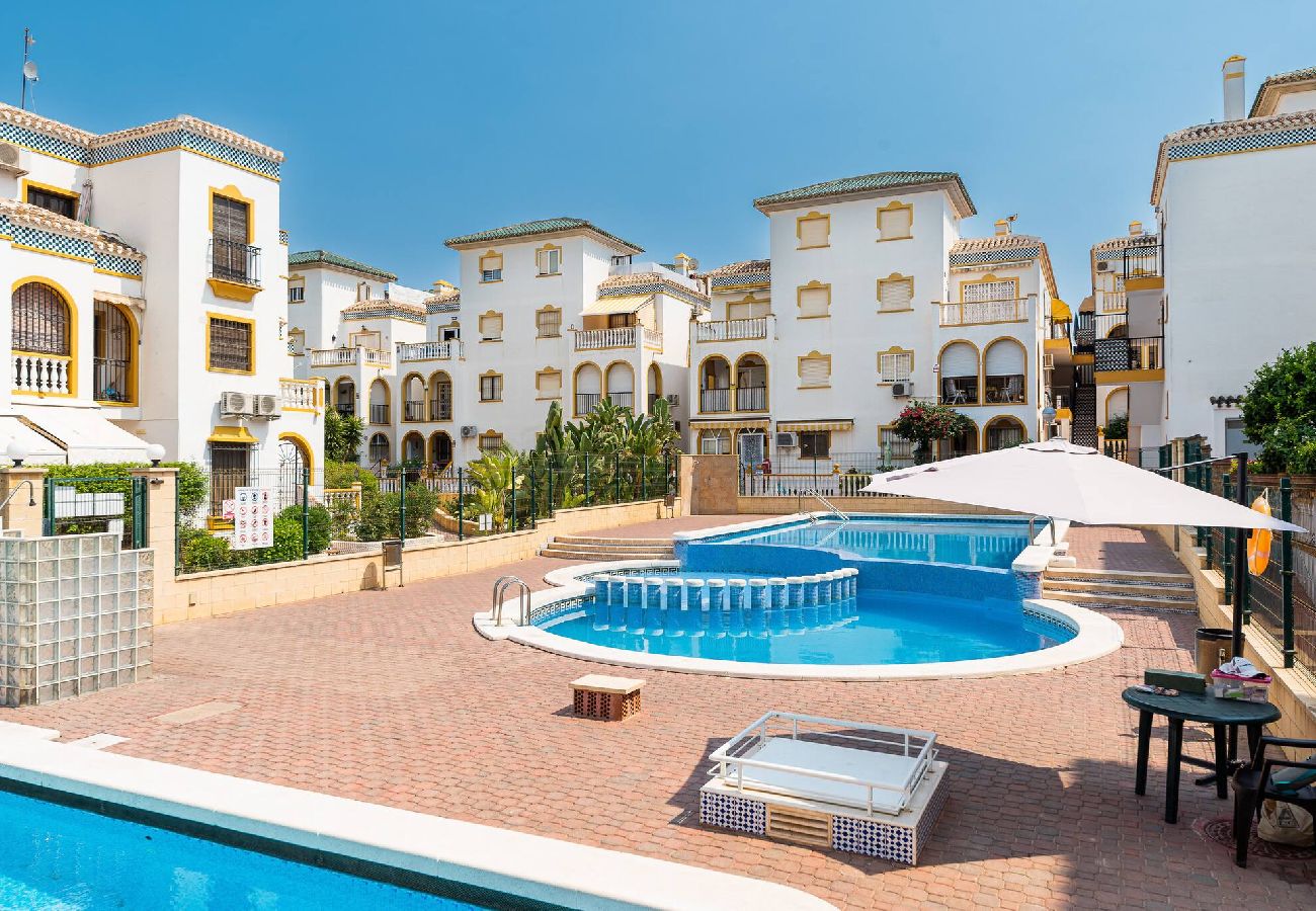 Appartement à Torrevieja - 🅃 Sunny Molino Retreat with Pool & Terrace