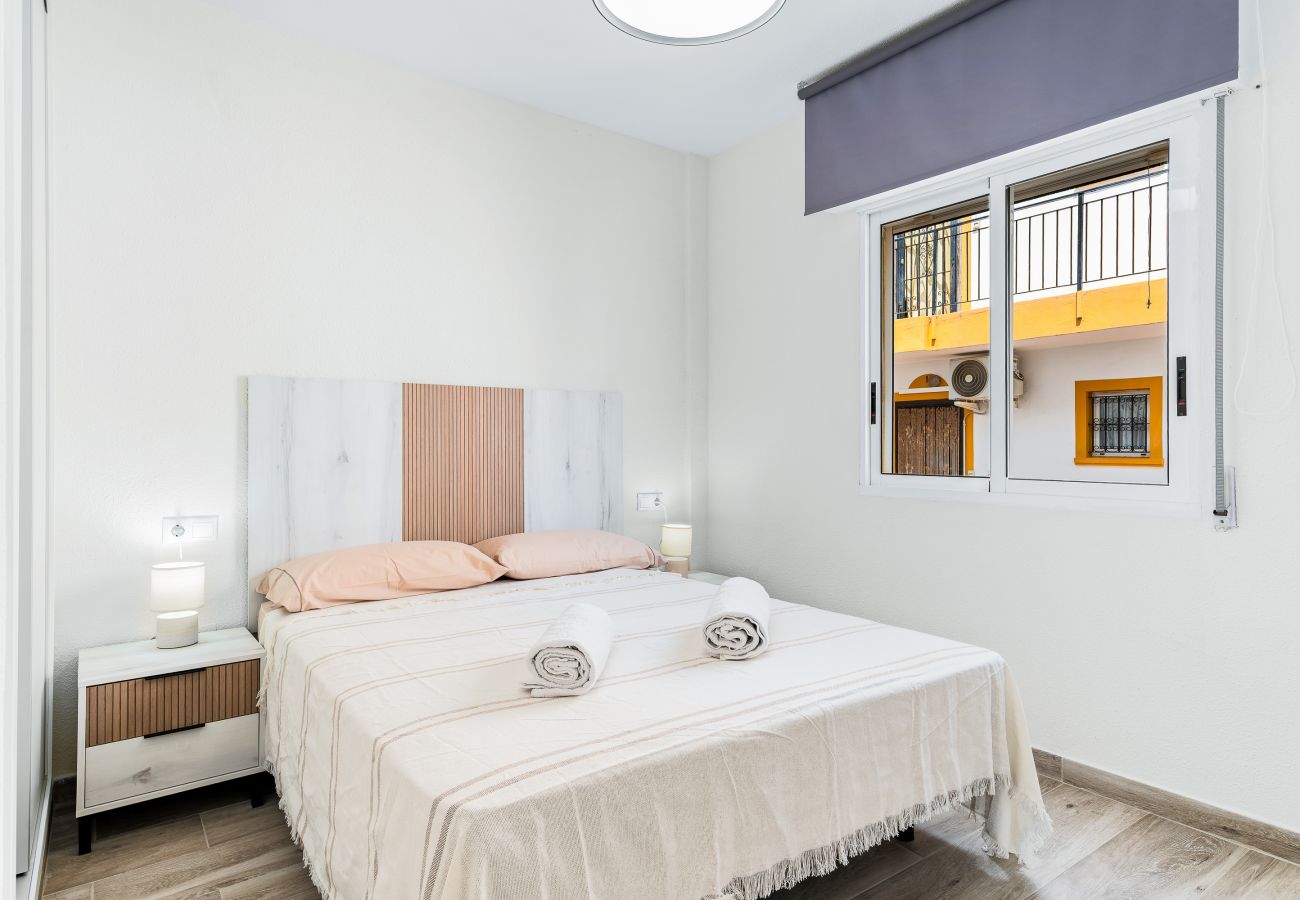 Appartement à Torrevieja - 🅃 Sunny Molino Retreat with Pool & Terrace