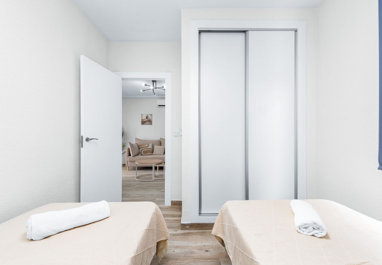 Appartement à Torrevieja - 🅃 Sunny Molino Retreat with Pool & Terrace