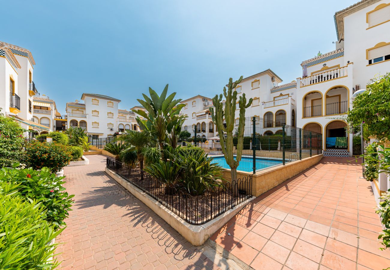 Appartement à Torrevieja - 🅃 Sunny Molino Retreat with Pool & Terrace