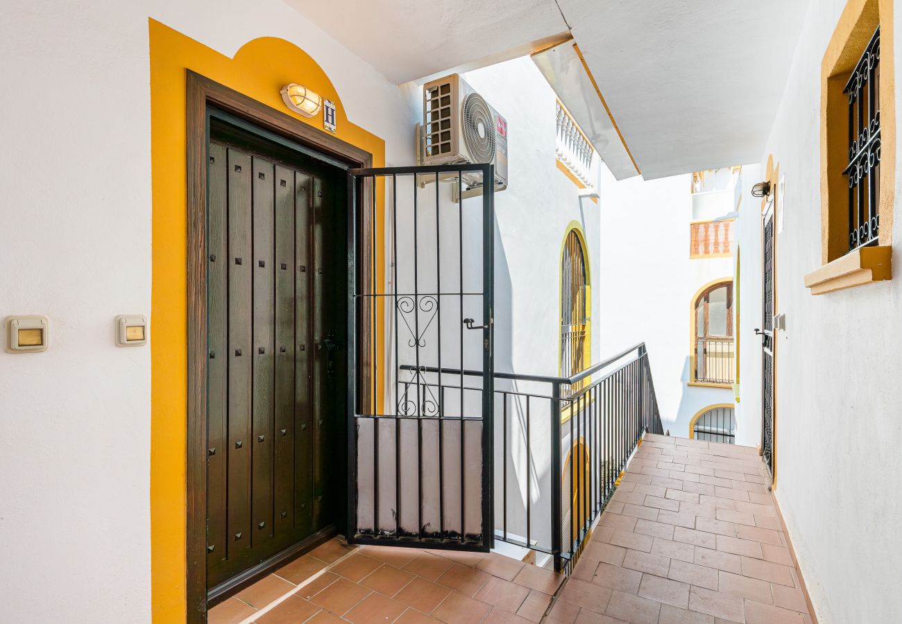 Appartement in Torrevieja - 🅃 Sunny Molino Retreat with Pool & Terrace