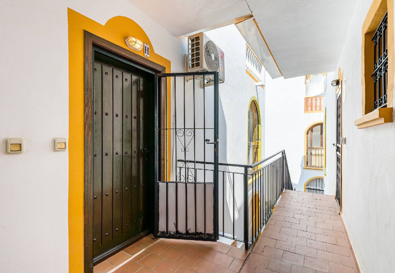 Apartament w Torrevieja - 🅃 Sunny Molino Retreat with Pool & Terrace