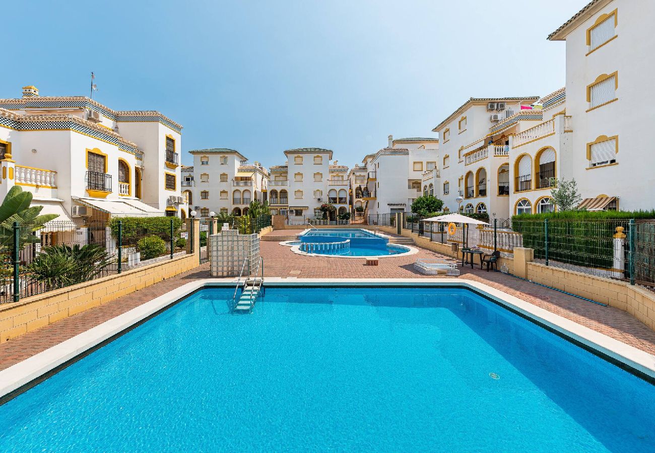 Apartament w Torrevieja - 🅃 Sunny Molino Retreat with Pool & Terrace
