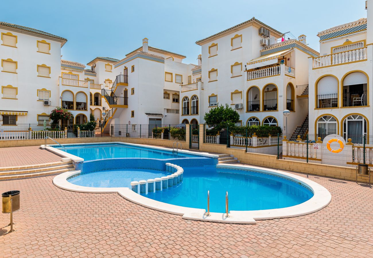Apartament w Torrevieja - 🅃 Sunny Molino Retreat with Pool & Terrace